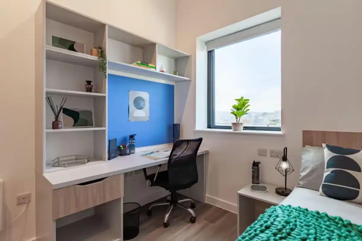 Exterior?w=400&h=260&fit=crop&q=40&auto=format&trim=auto