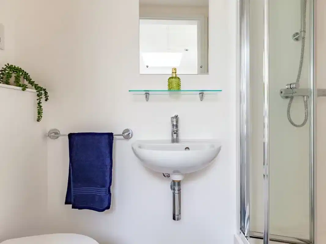 Kitchen?w=400&h=260&fit=crop&q=40&auto=format&trim=auto