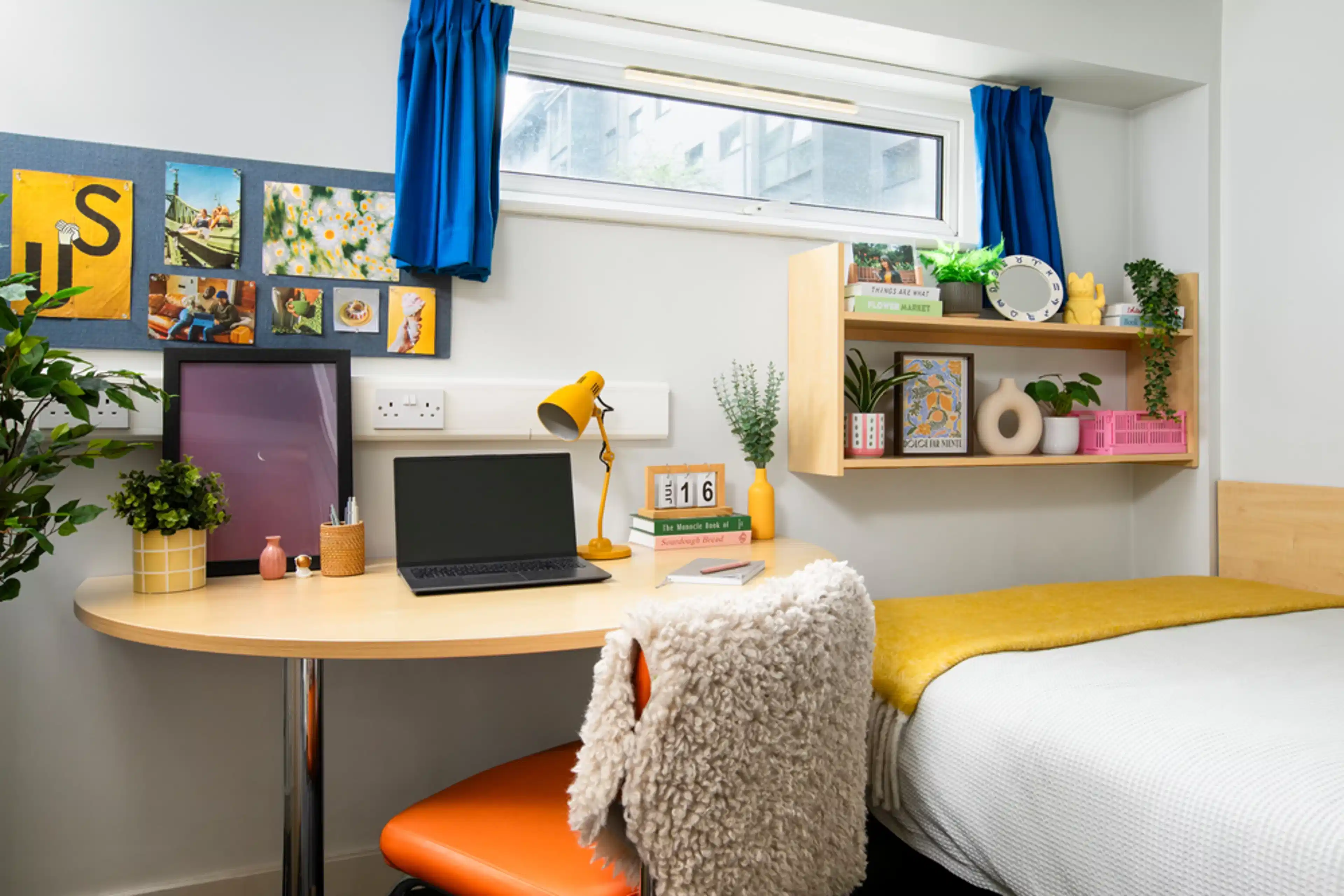 Amenities?w=400&h=260&fit=crop&q=40&auto=format&trim=auto