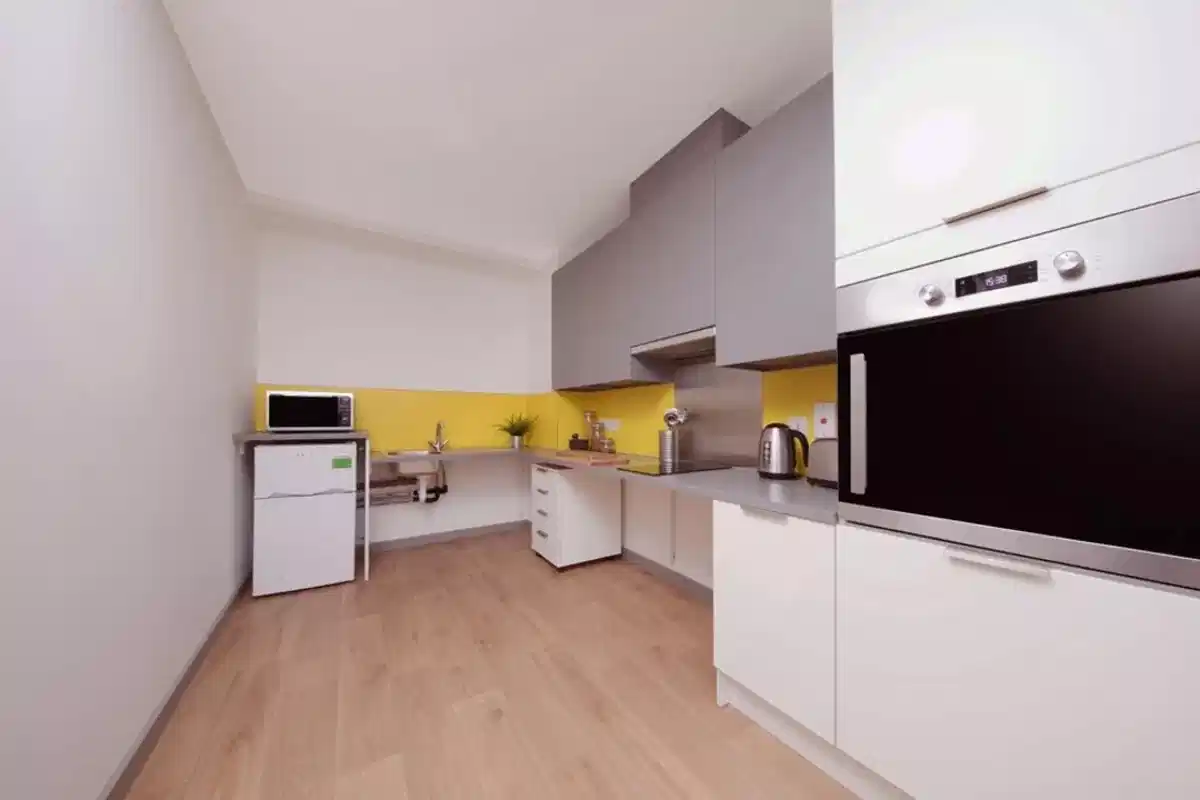 Common Area?w=400&h=260&fit=crop&q=40&auto=format&trim=auto