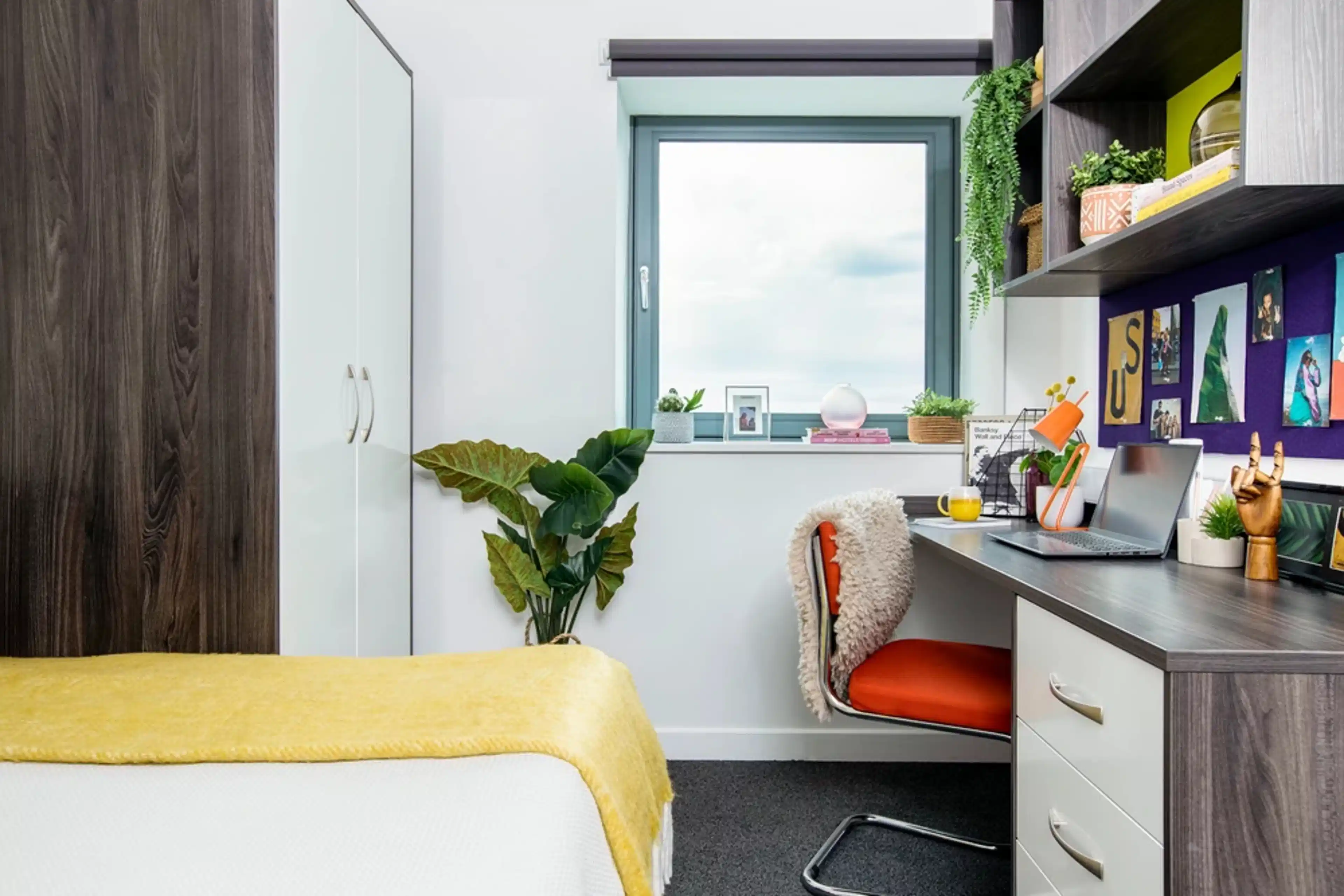 Exterior?w=400&h=260&fit=crop&q=40&auto=format&trim=auto