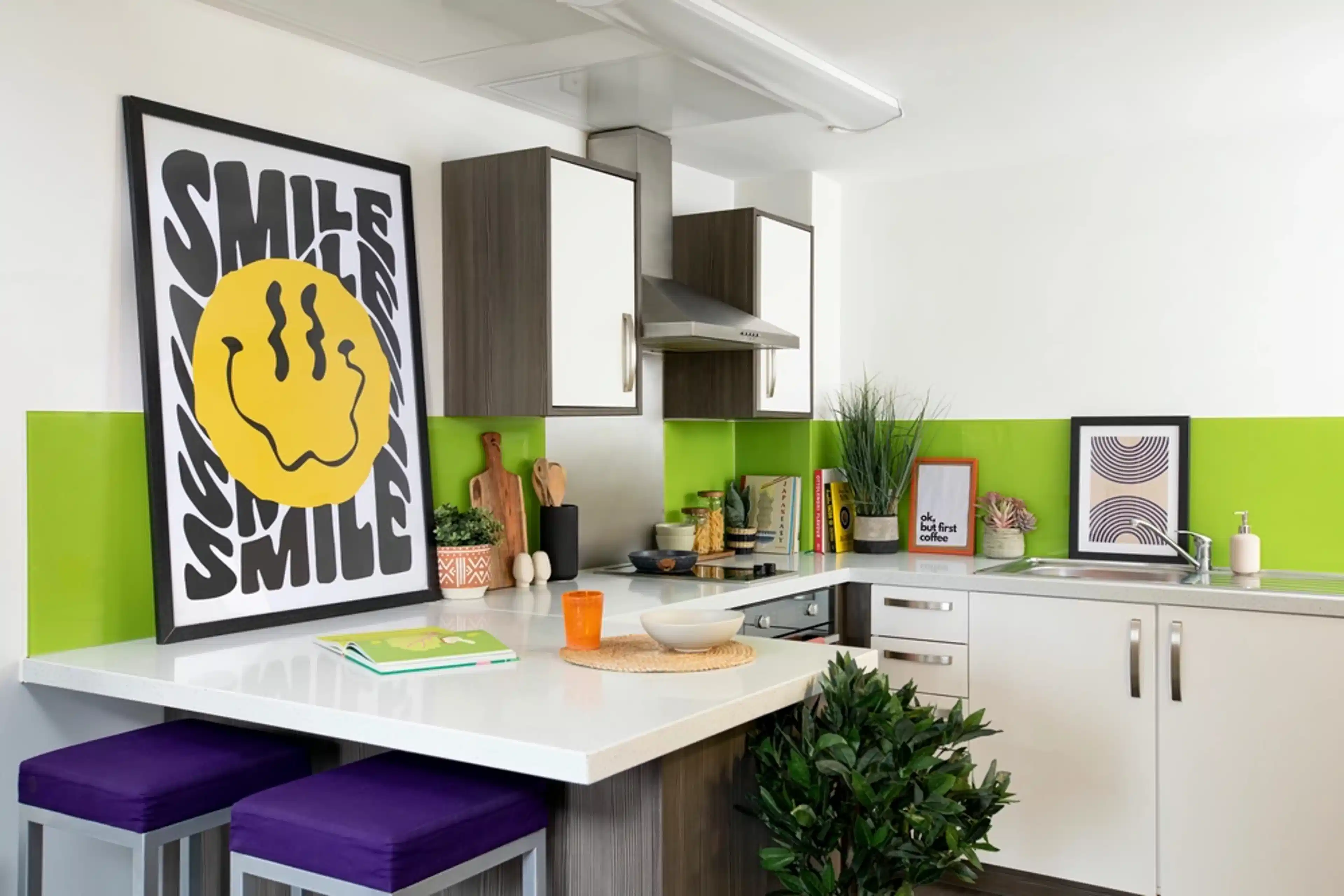 Exterior?w=400&h=260&fit=crop&q=40&auto=format&trim=auto