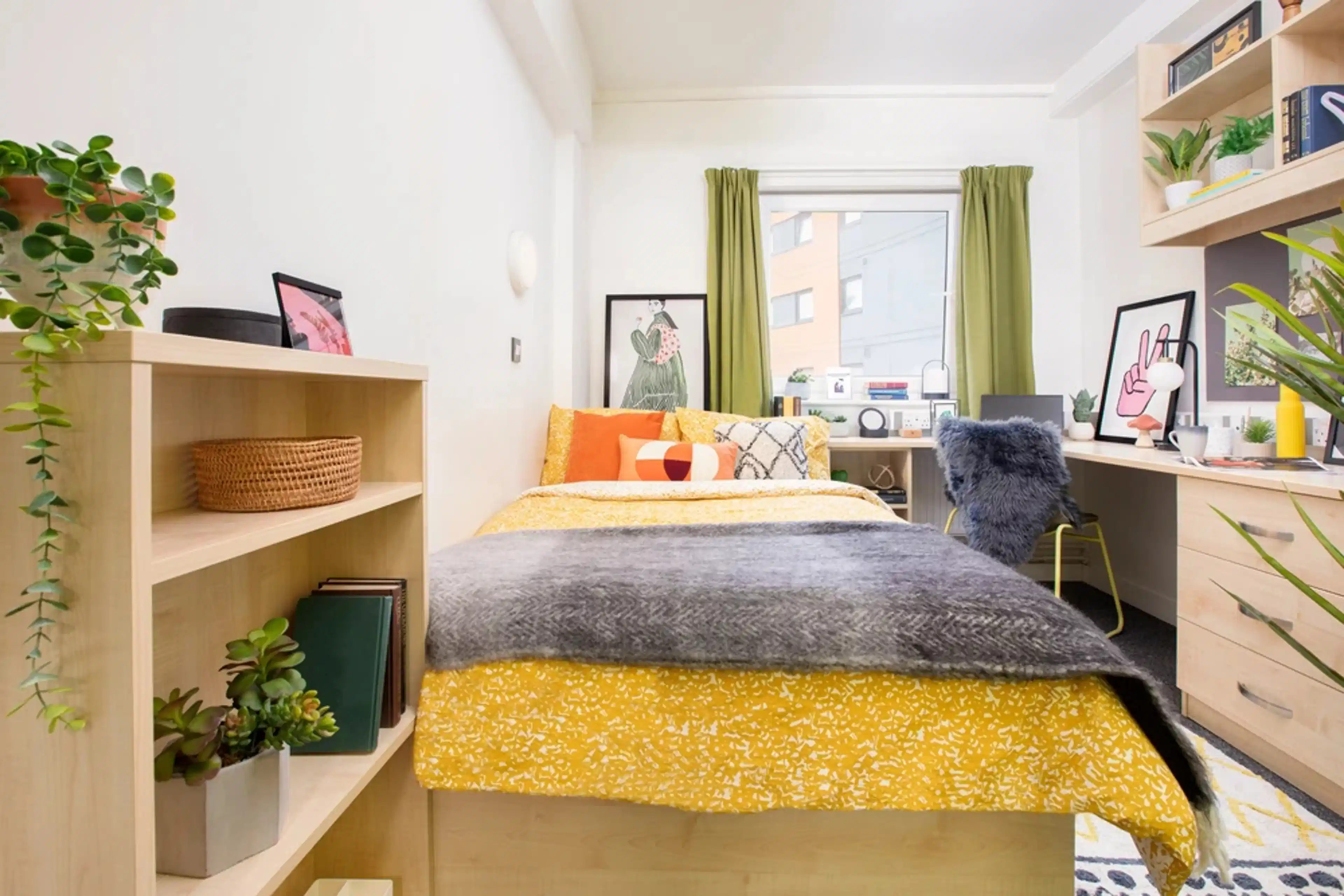 Exterior?w=400&h=260&fit=crop&q=40&auto=format&trim=auto