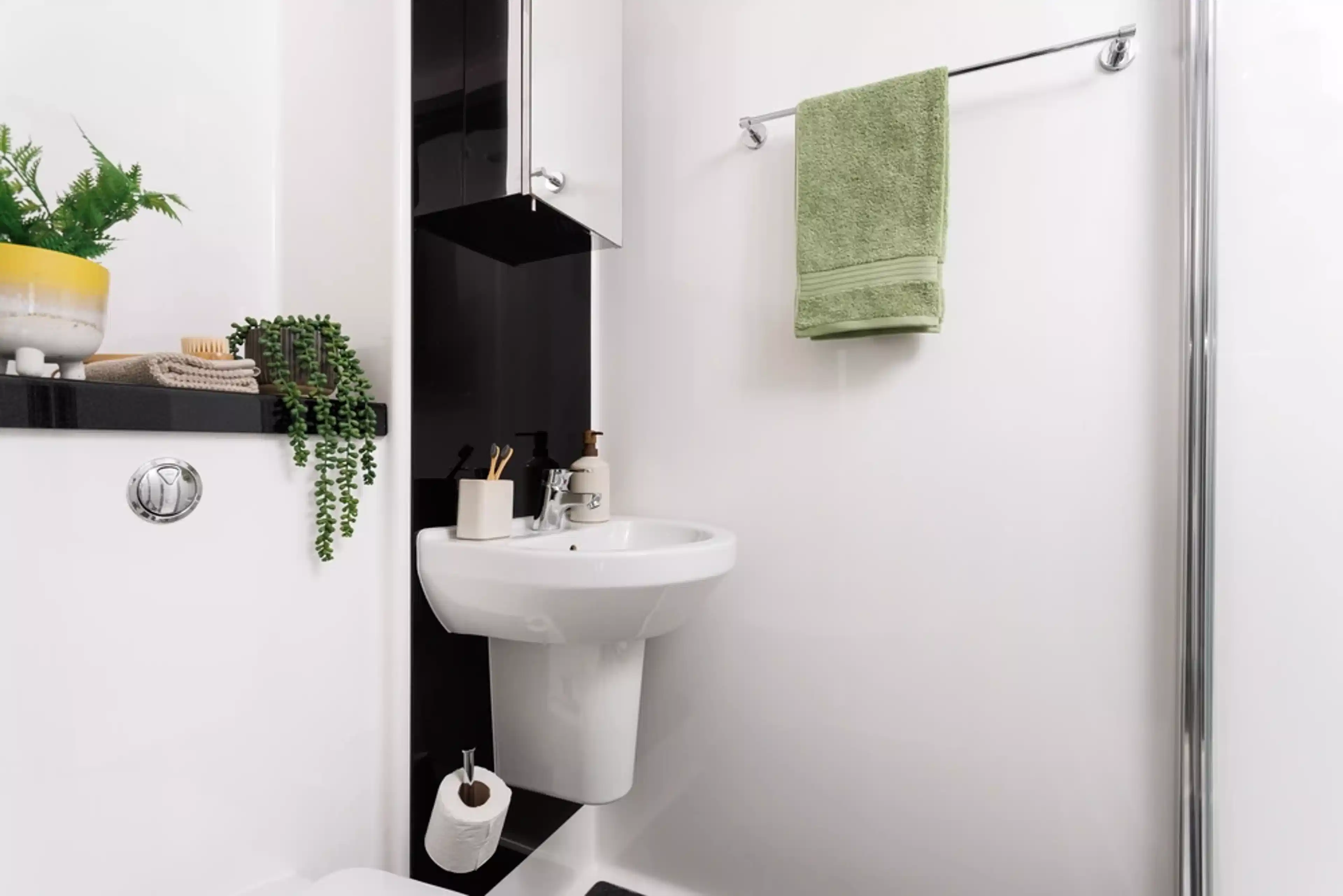 Common Area?w=400&h=260&fit=crop&q=40&auto=format&trim=auto