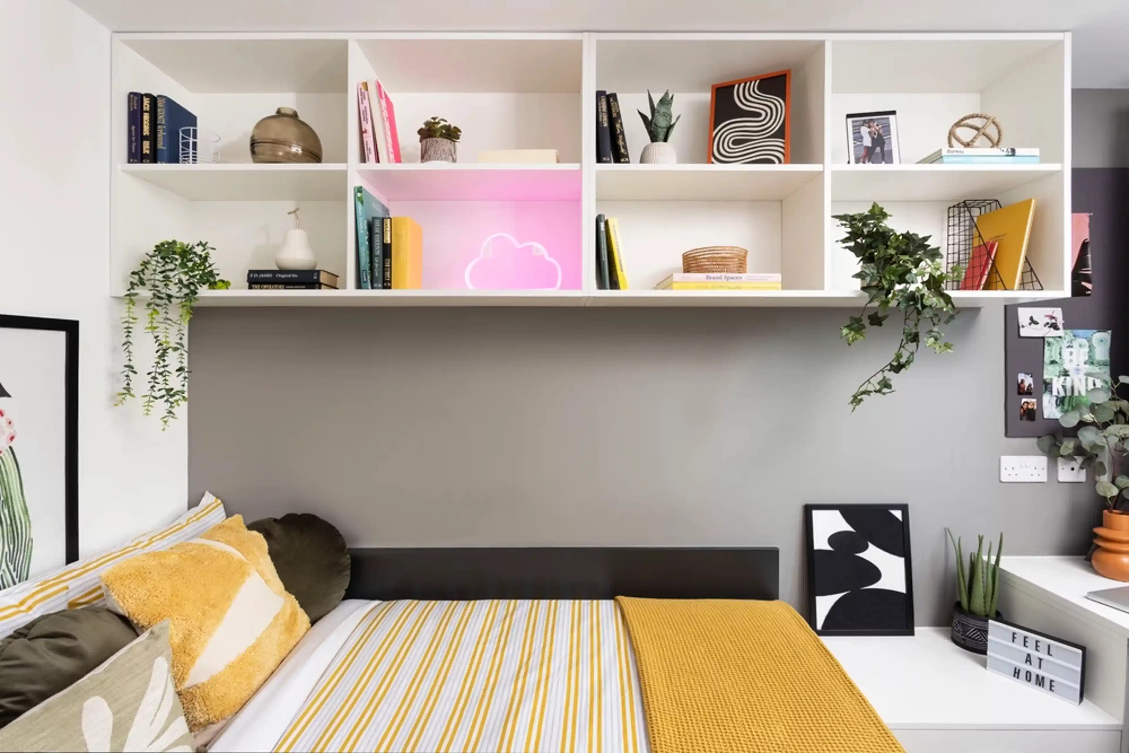 Exterior?w=400&h=260&fit=crop&q=40&auto=format&trim=auto