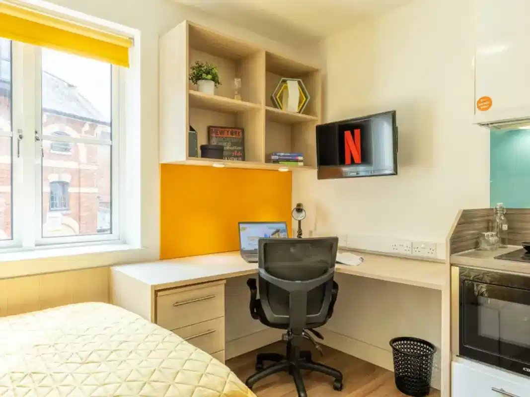 Exterior?w=400&h=260&fit=crop&q=40&auto=format&trim=auto