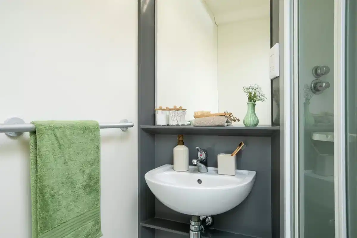 Exterior?w=400&h=260&fit=crop&q=40&auto=format&trim=auto