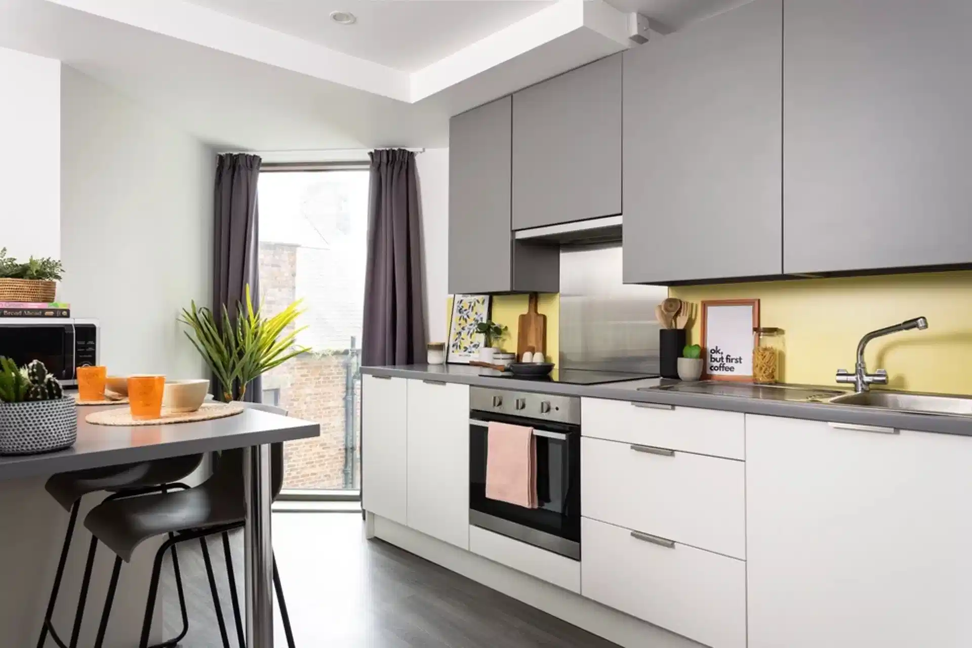 Common Area?w=400&h=260&fit=crop&q=40&auto=format&trim=auto