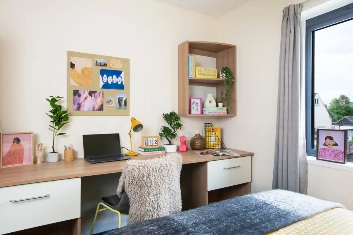 Exterior?w=400&h=260&fit=crop&q=40&auto=format&trim=auto