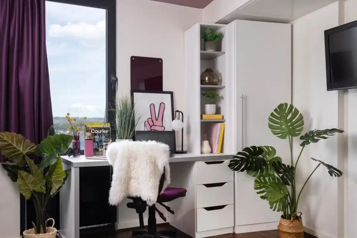 Common Area?w=400&h=260&fit=crop&q=40&auto=format&trim=auto