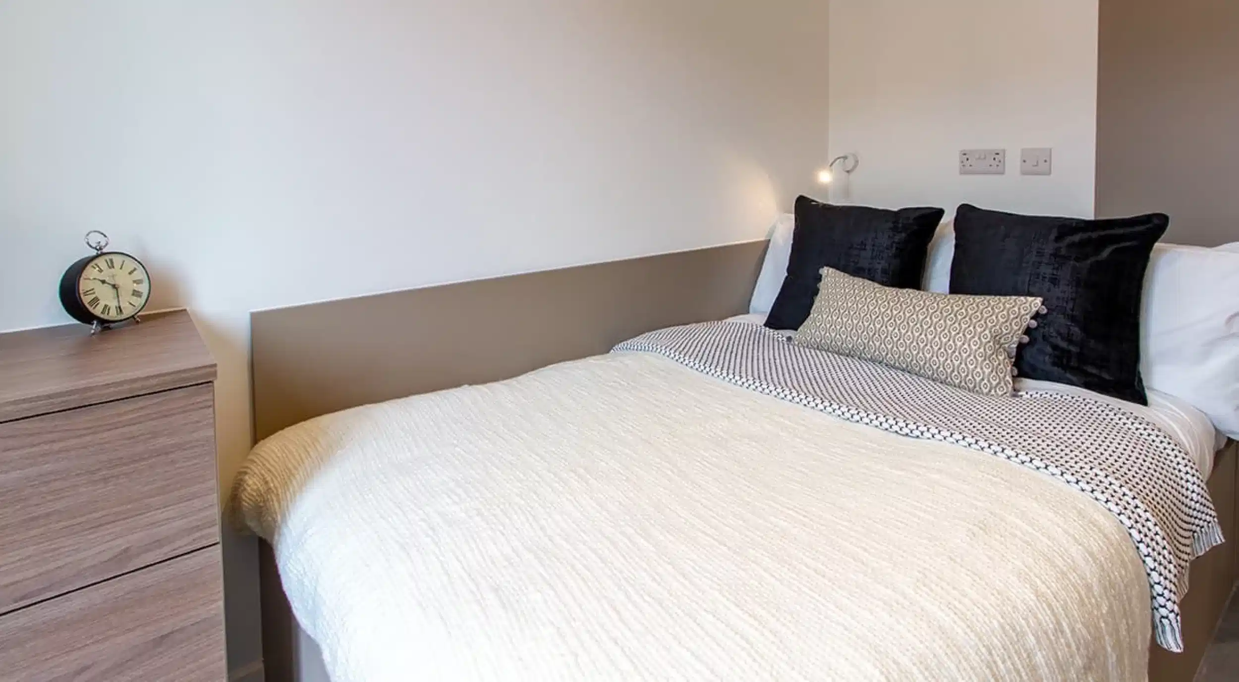 Common Area?w=400&h=260&fit=crop&q=40&auto=format&trim=auto