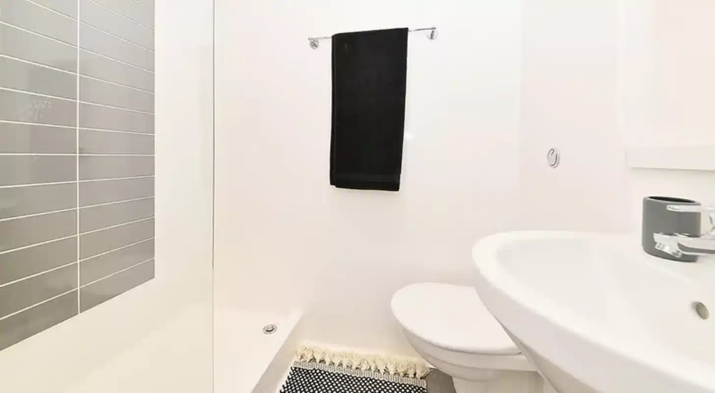 Common Area?w=400&h=260&fit=crop&q=40&auto=format&trim=auto