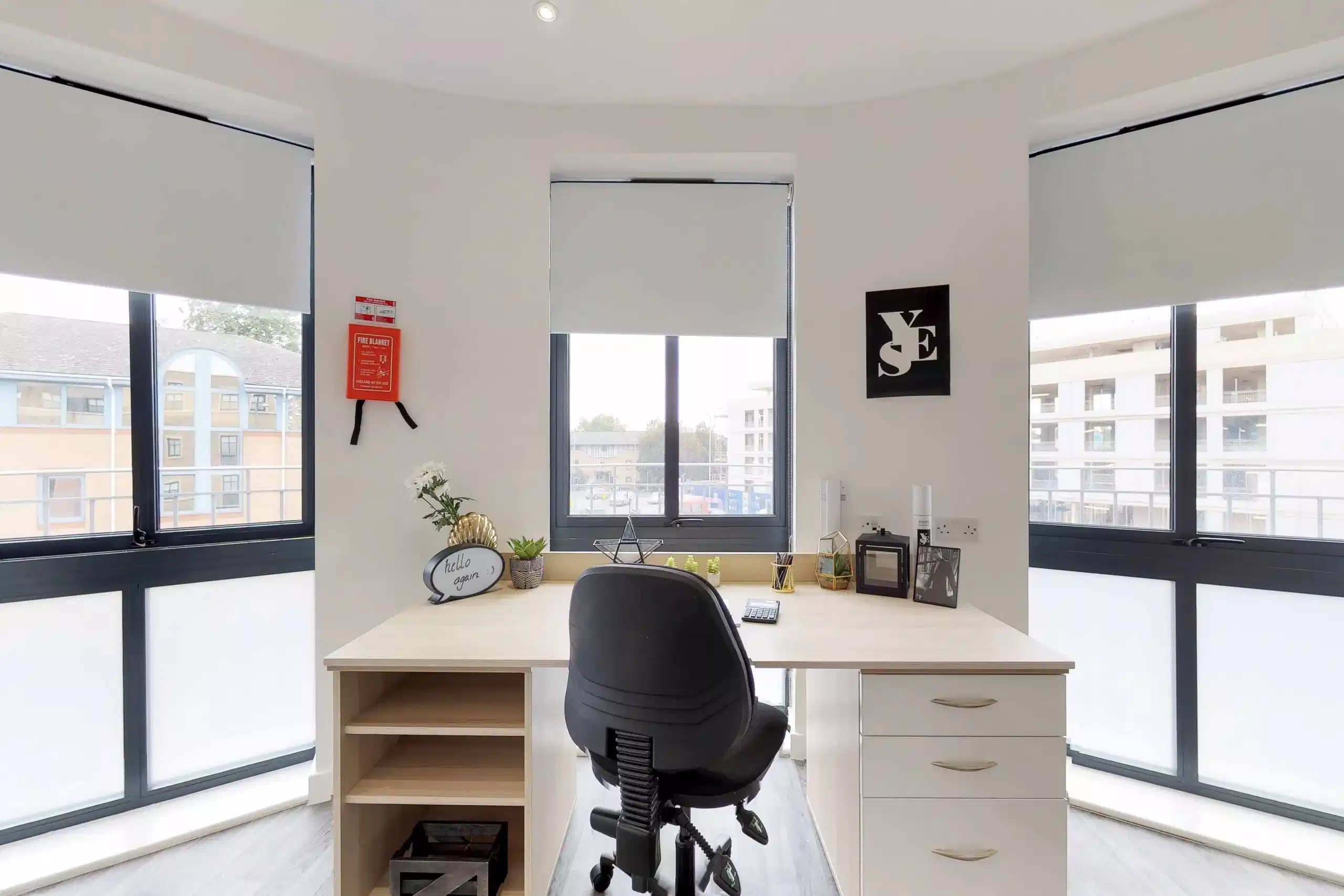 Common Area?w=400&h=260&fit=crop&q=40&auto=format&trim=auto