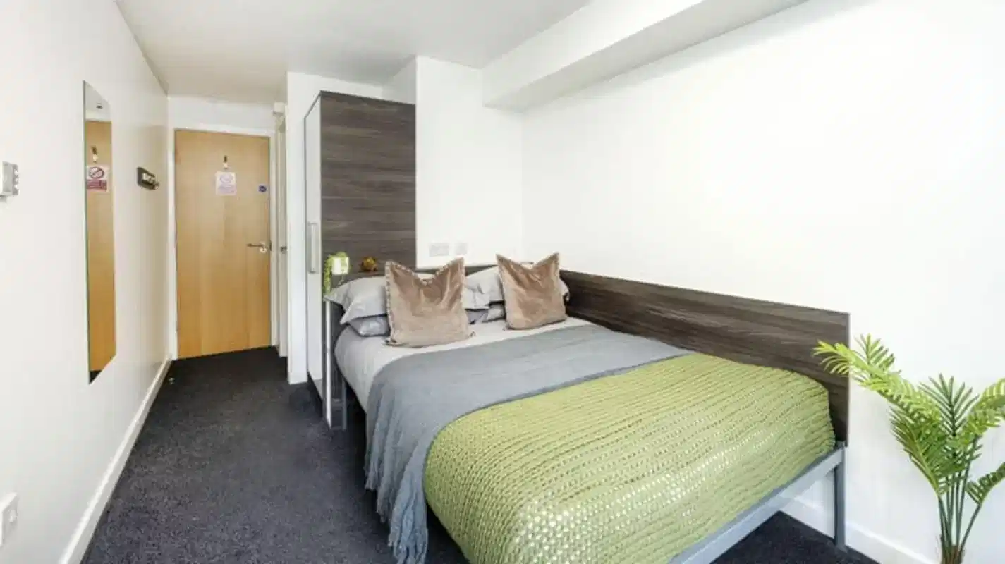 Exterior?w=400&h=260&fit=crop&q=40&auto=format&trim=auto