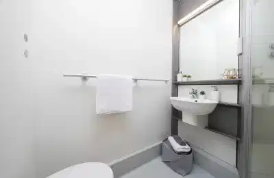 Common Area?w=400&h=260&fit=crop&q=40&auto=format&trim=auto