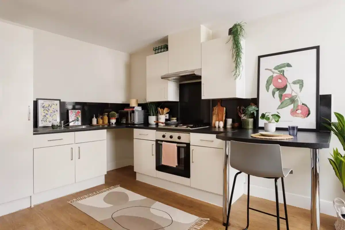 Common Area?w=400&h=260&fit=crop&q=40&auto=format&trim=auto