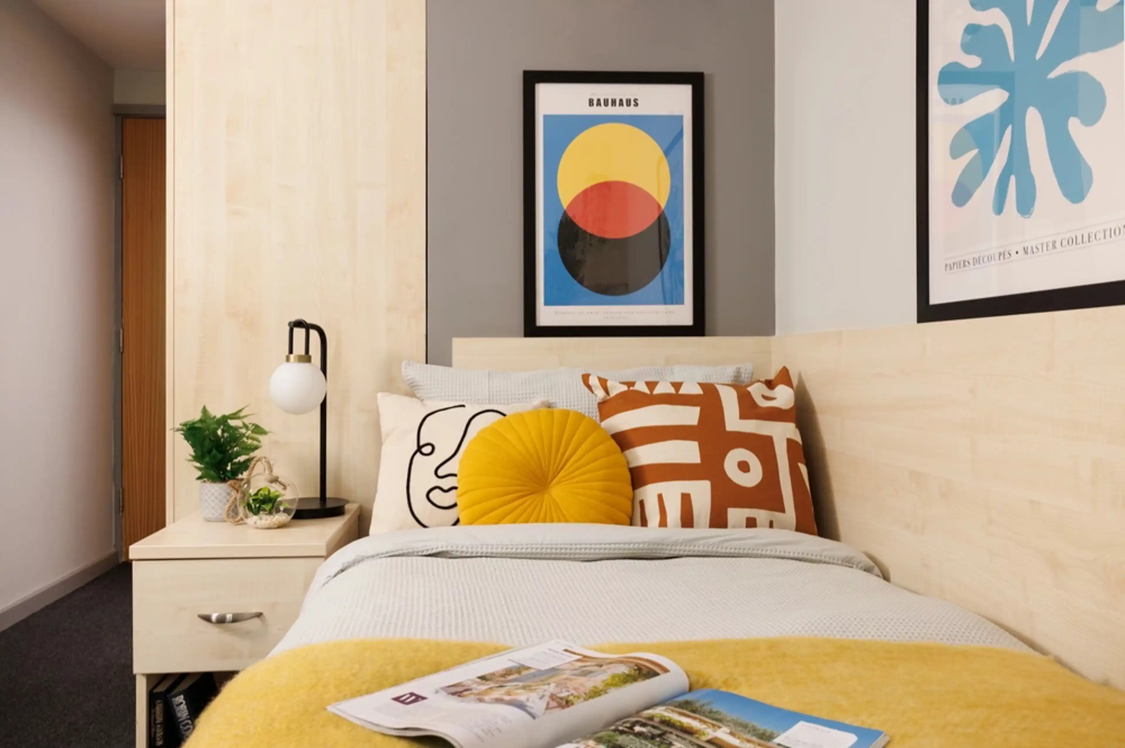 Common Area?w=400&h=260&fit=crop&q=40&auto=format&trim=auto