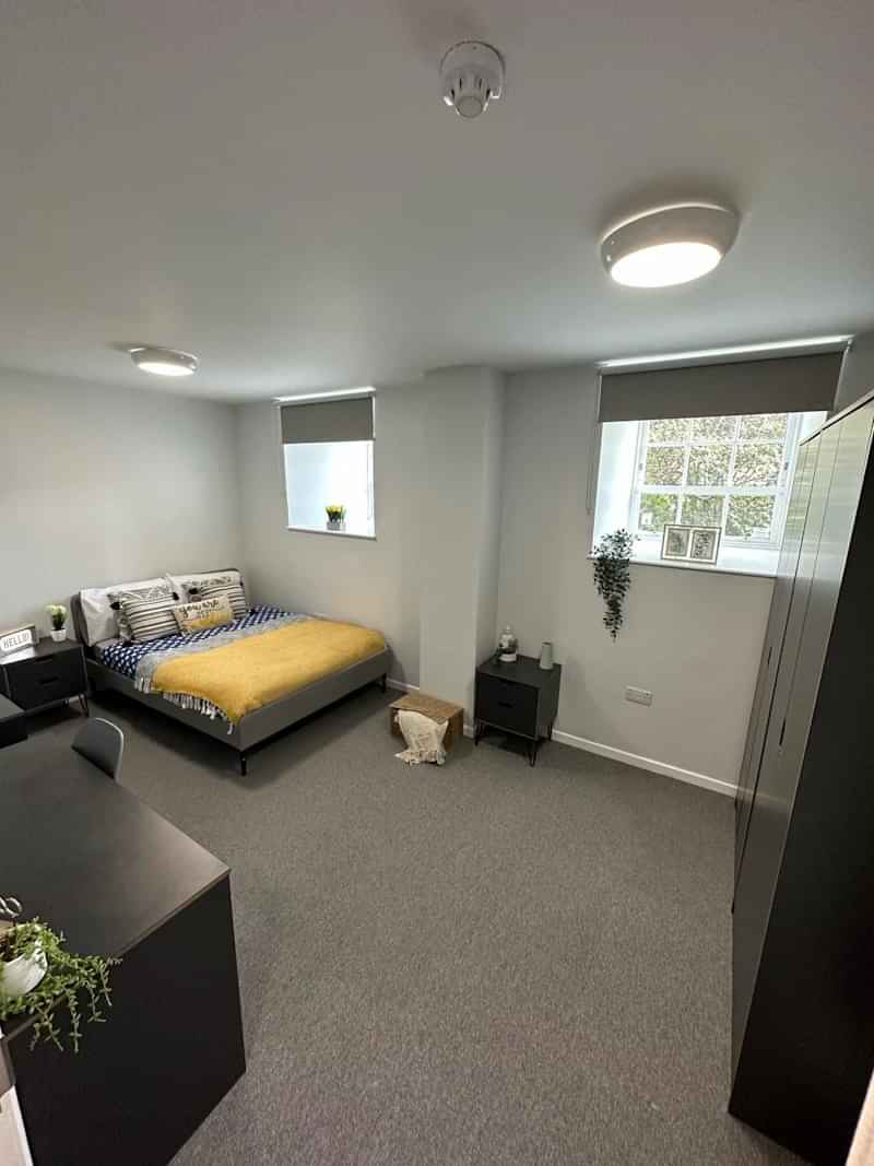 Exterior?w=400&h=260&fit=crop&q=40&auto=format&trim=auto