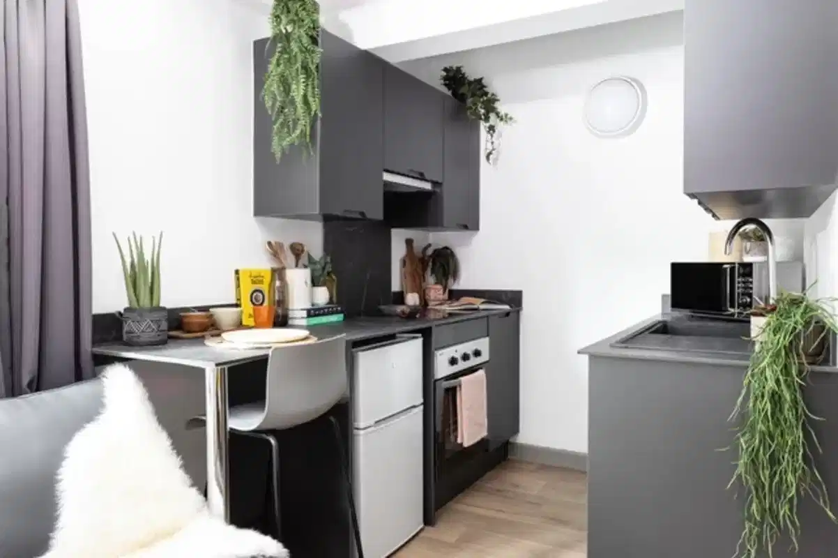 Exterior?w=400&h=260&fit=crop&q=40&auto=format&trim=auto