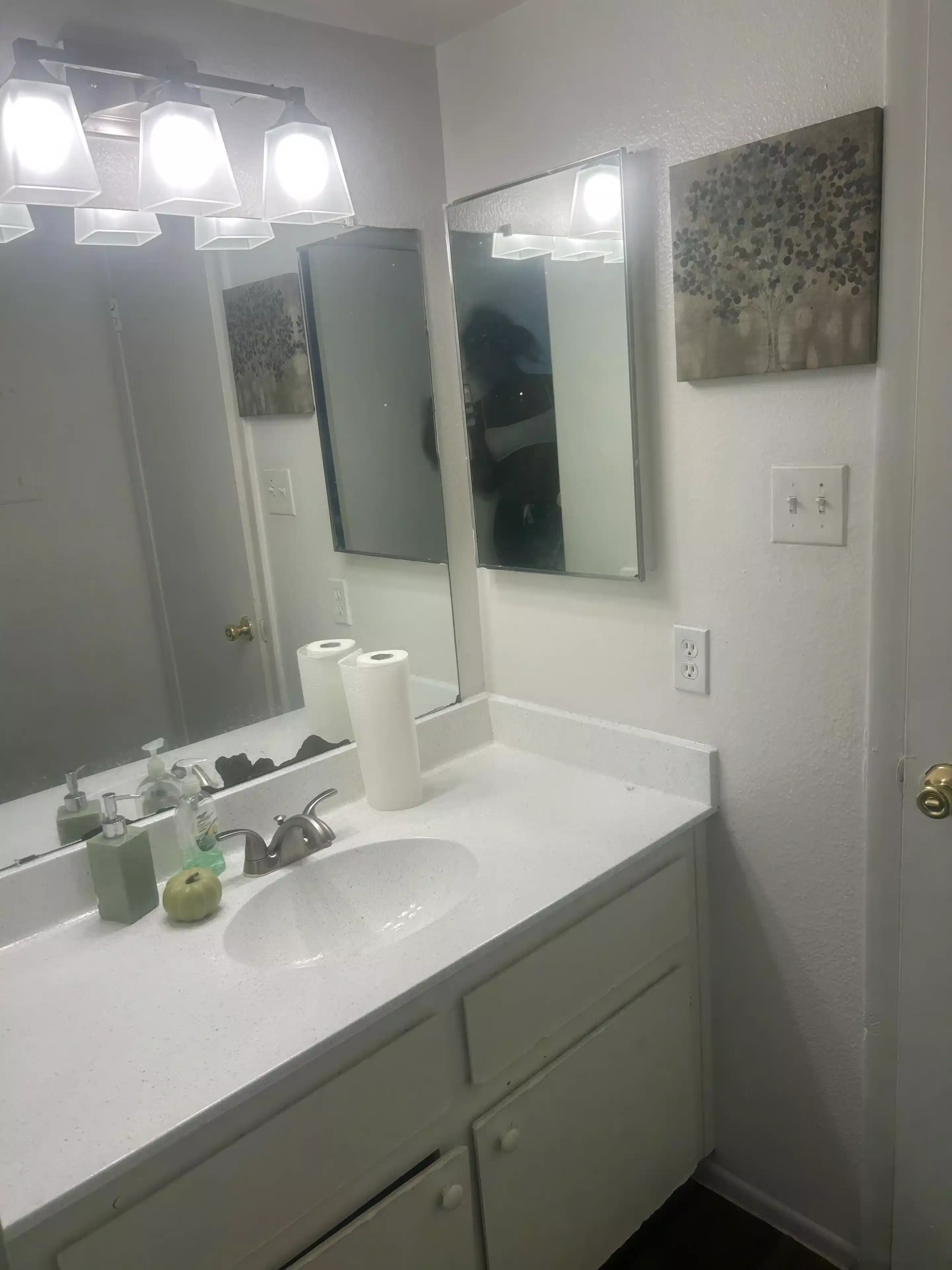 #24972: Room in 10 Bed 3 Bath - Bathroom?w=400&h=260&fit=crop&q=40&auto=format&trim=auto