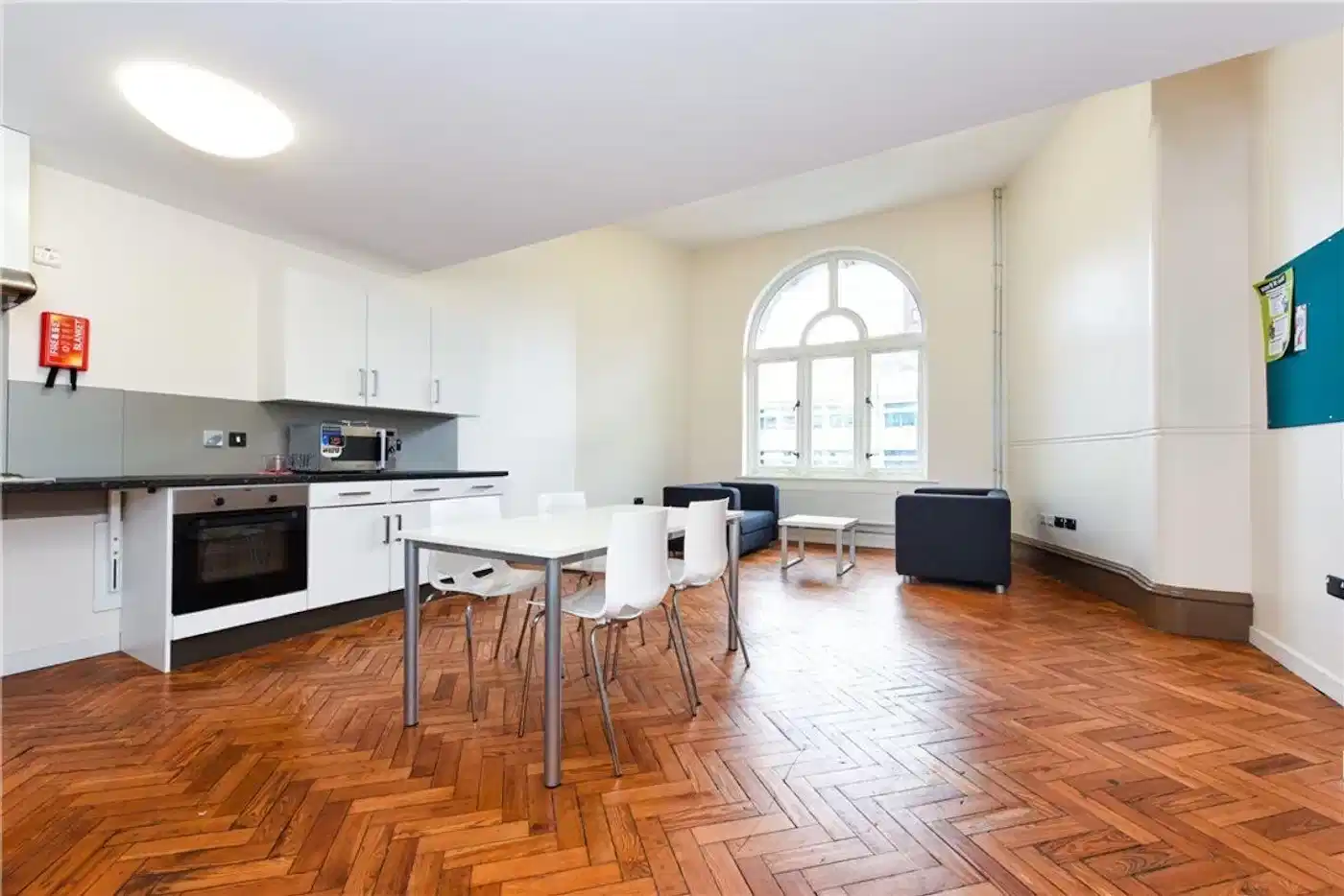 Common Area?w=400&h=260&fit=crop&q=40&auto=format&trim=auto