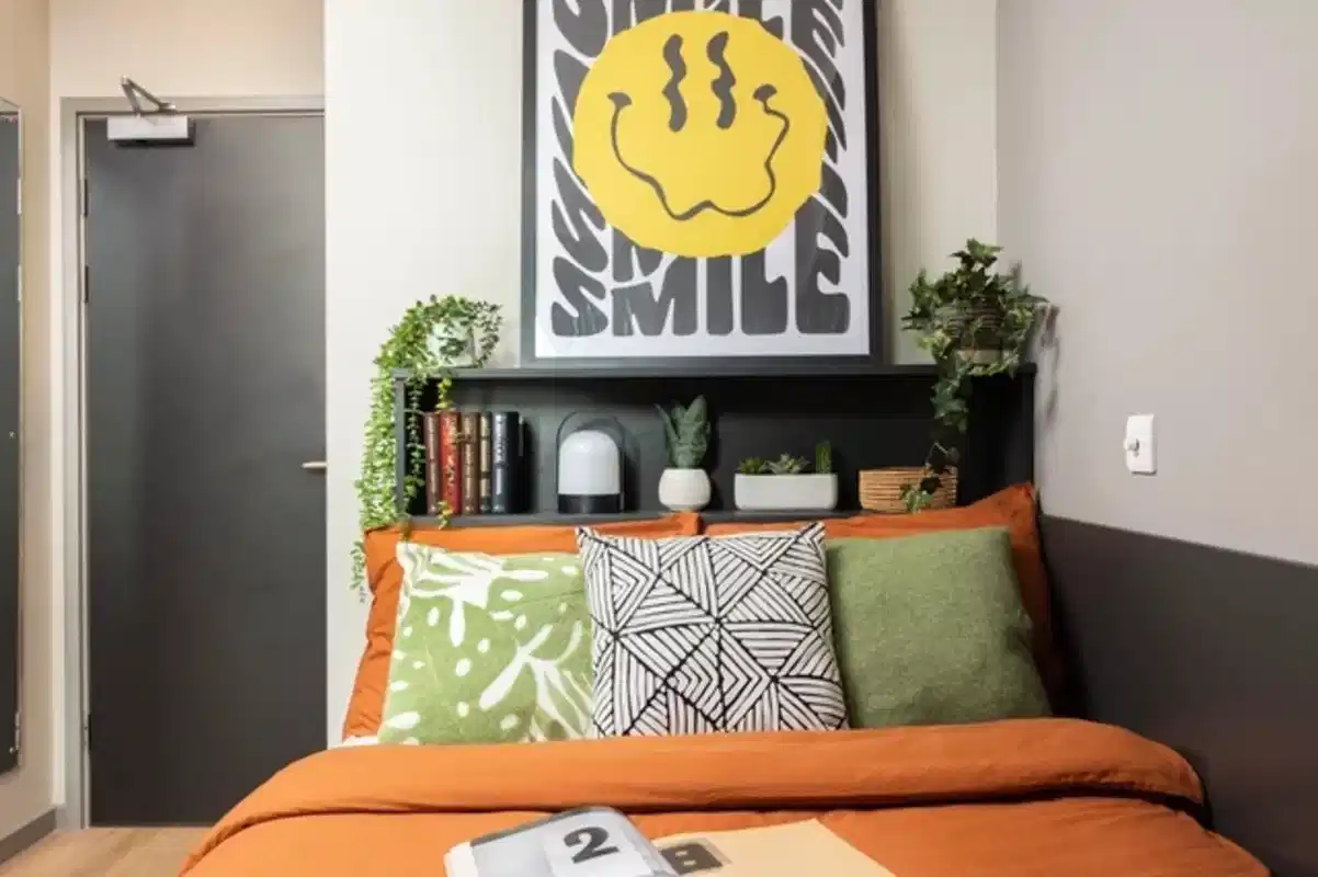 Common Area?w=400&h=260&fit=crop&q=40&auto=format&trim=auto