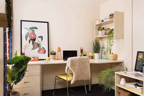 Exterior?w=400&h=260&fit=crop&q=40&auto=format&trim=auto