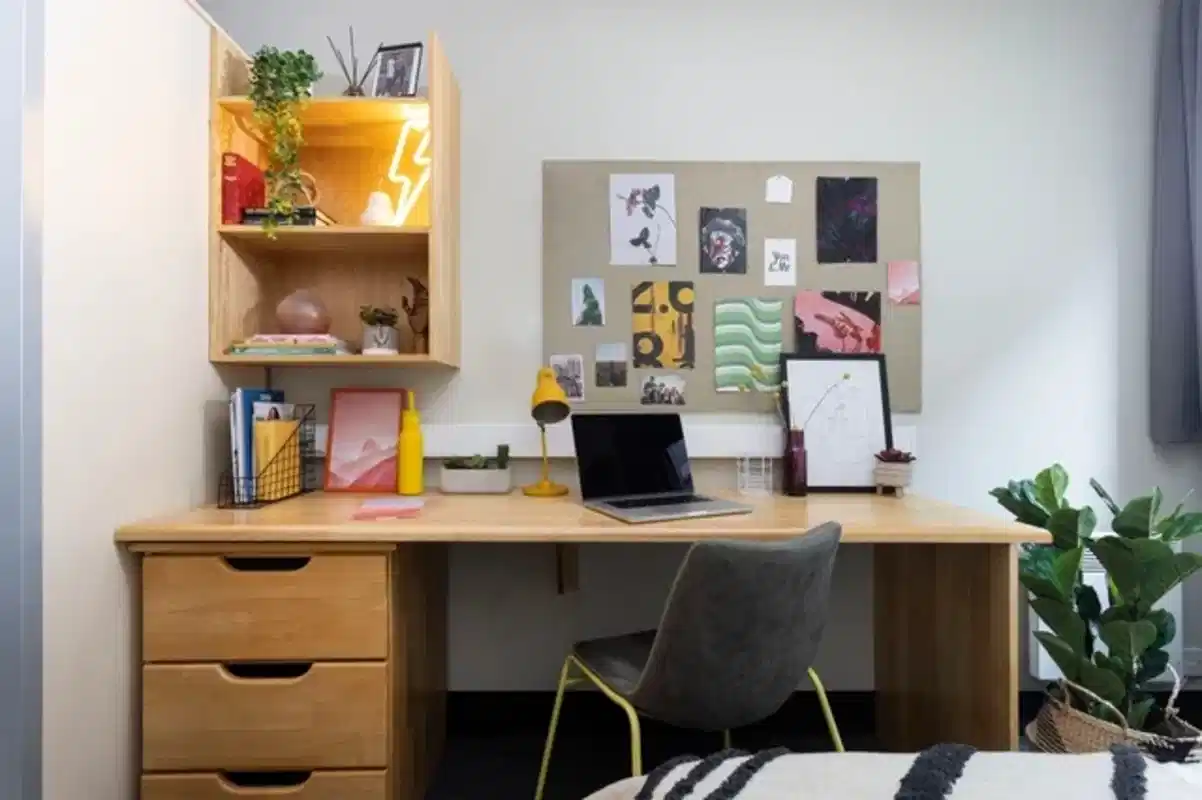 Exterior?w=400&h=260&fit=crop&q=40&auto=format&trim=auto