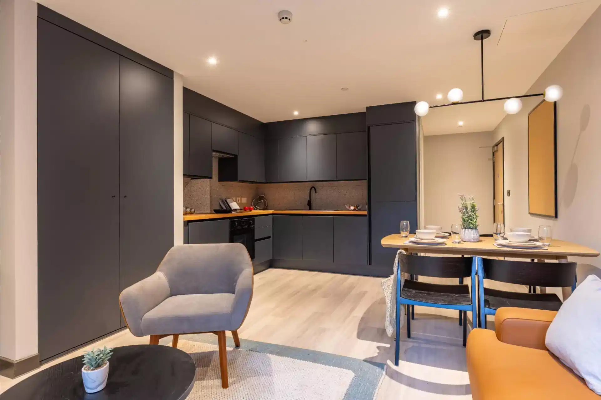 Common Area?w=400&h=260&fit=crop&q=40&auto=format&trim=auto