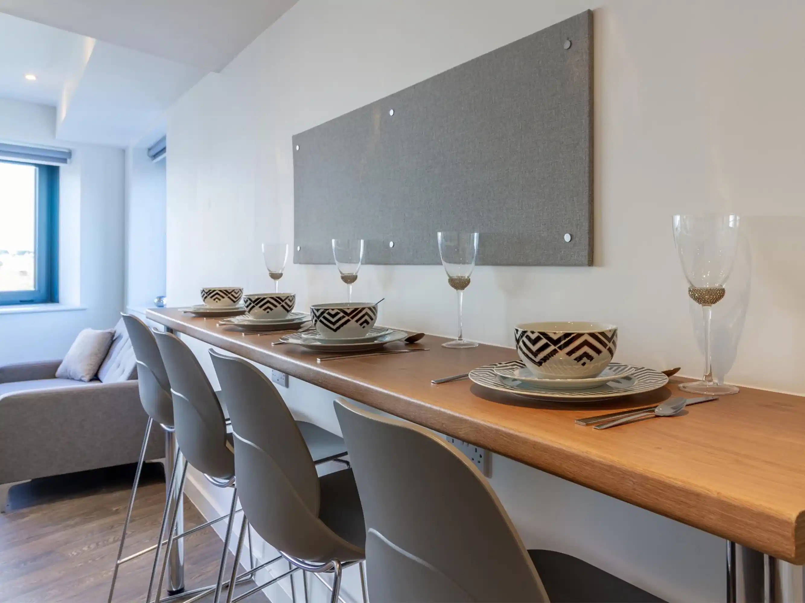 Exterior?w=400&h=260&fit=crop&q=40&auto=format&trim=auto