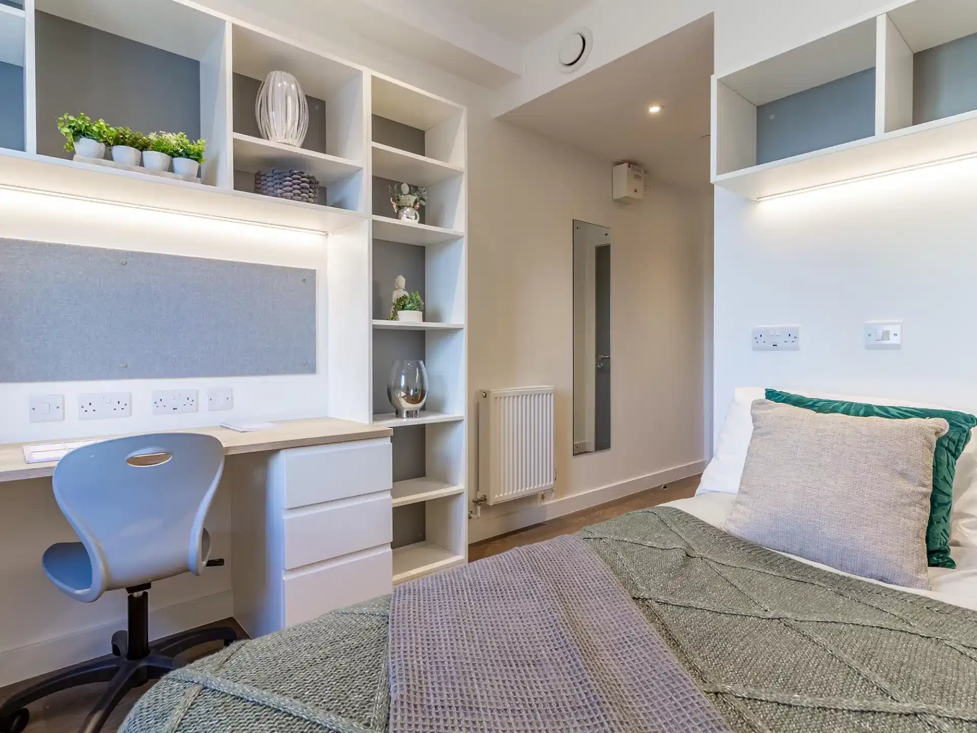 Exterior?w=400&h=260&fit=crop&q=40&auto=format&trim=auto