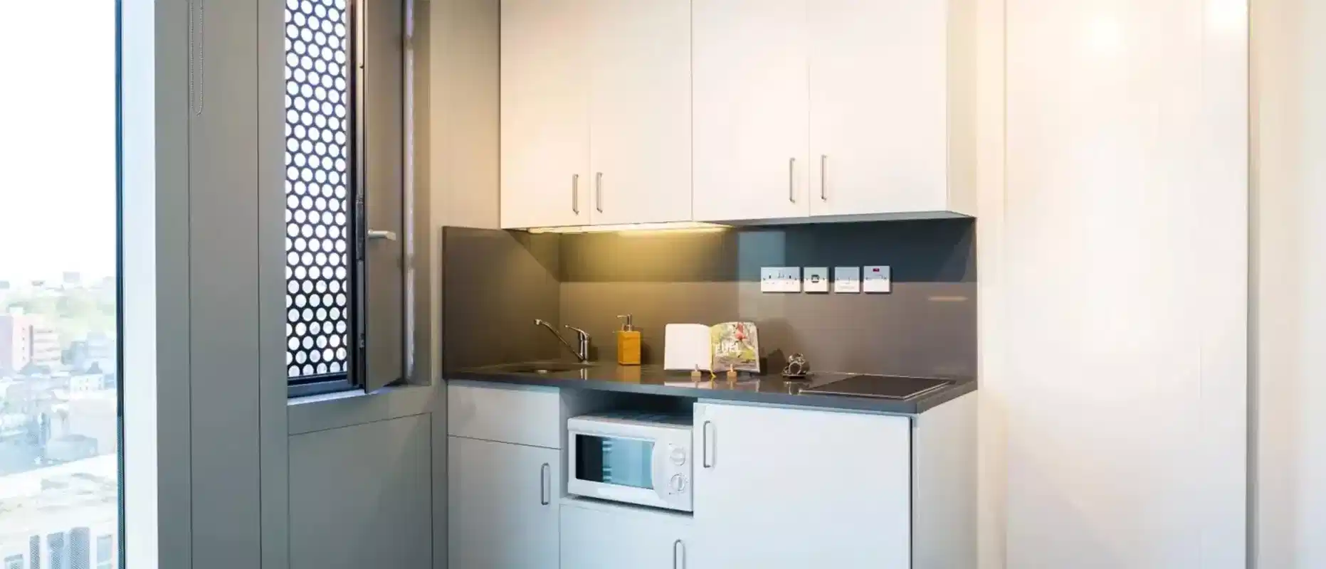 Amenities?w=400&h=260&fit=crop&q=40&auto=format&trim=auto