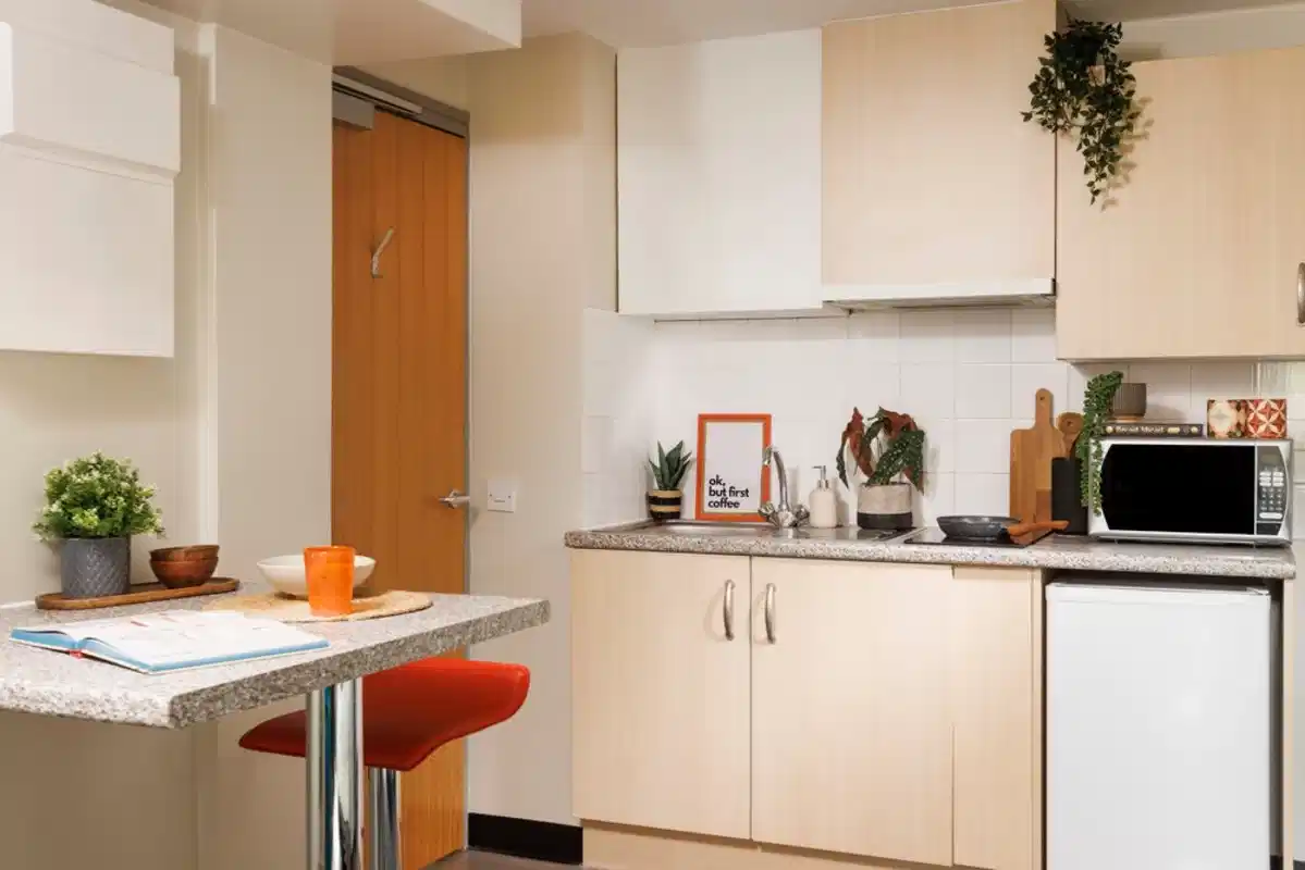 Exterior?w=400&h=260&fit=crop&q=40&auto=format&trim=auto