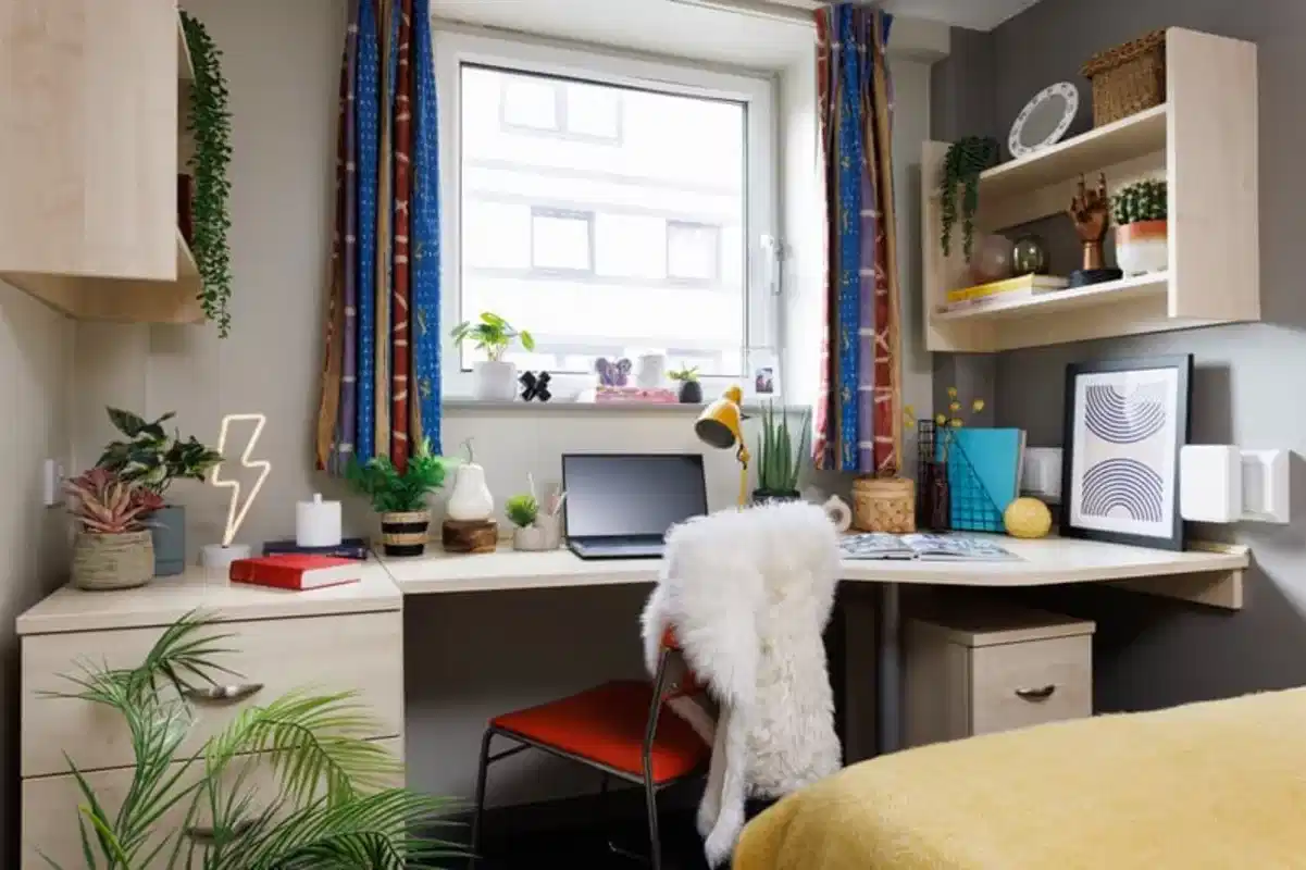 Exterior?w=400&h=260&fit=crop&q=40&auto=format&trim=auto