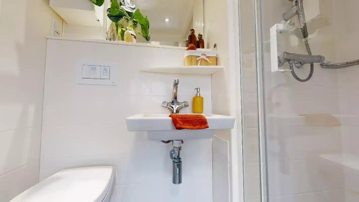 Common Area?w=400&h=260&fit=crop&q=40&auto=format&trim=auto