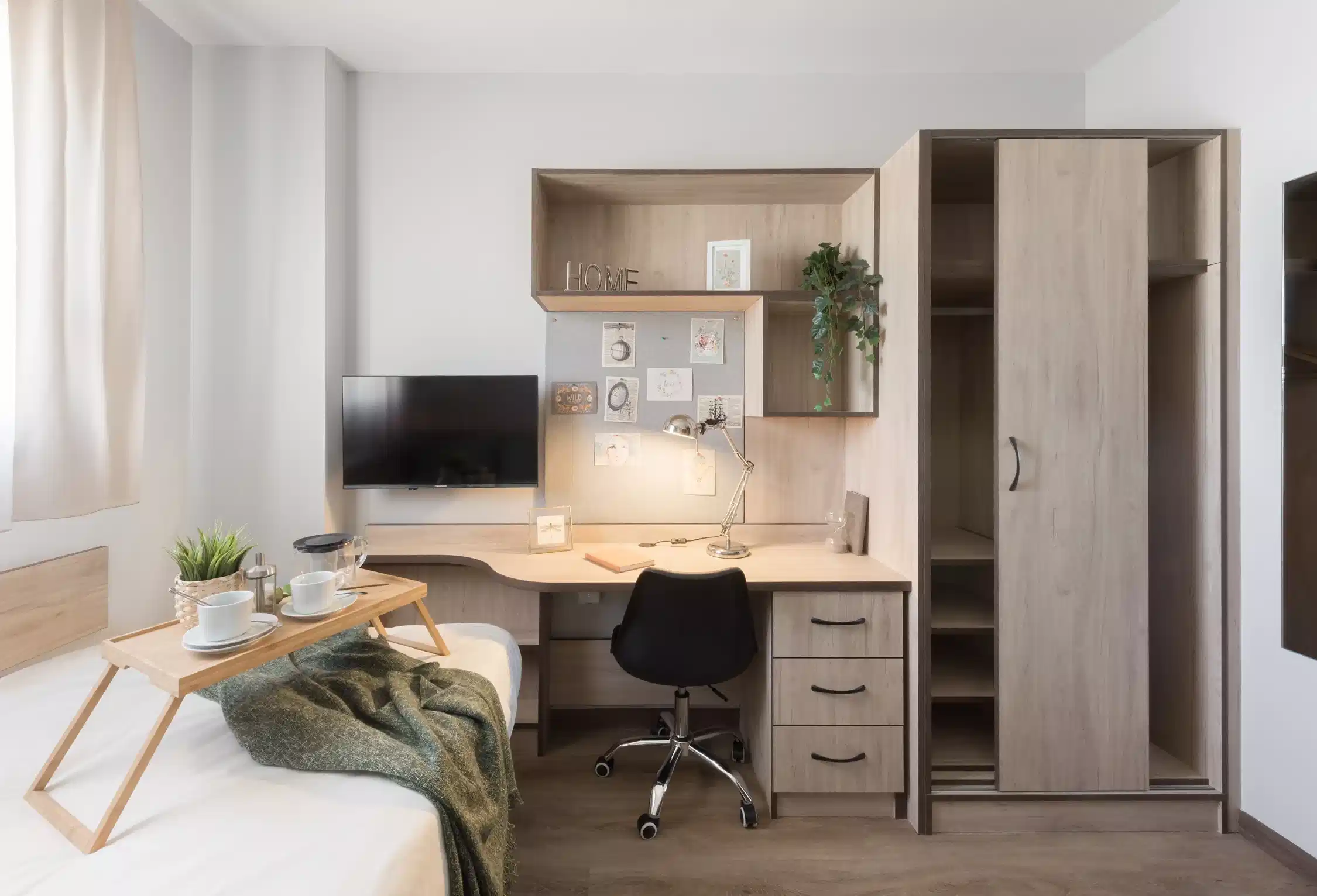 Exterior?w=400&h=260&fit=crop&q=40&auto=format&trim=auto