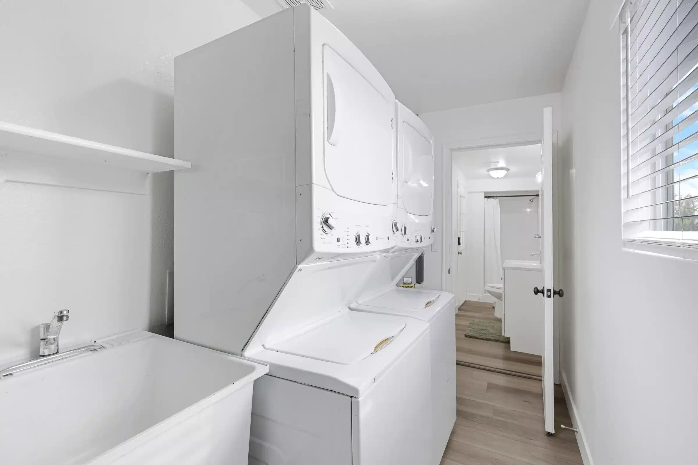 Room?w=400&h=260&fit=crop&q=40&auto=format&trim=auto