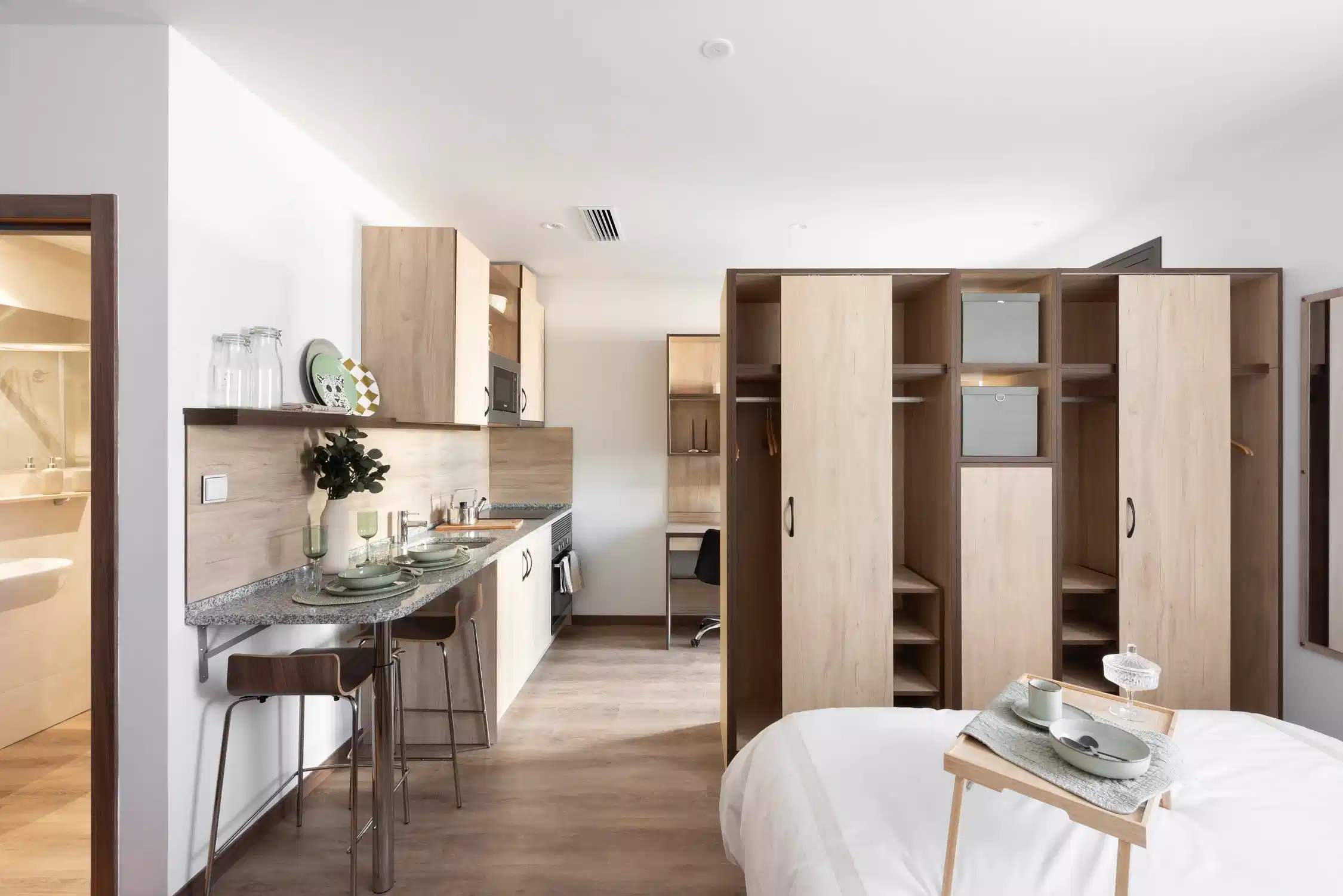 Common Area?w=400&h=260&fit=crop&q=40&auto=format&trim=auto