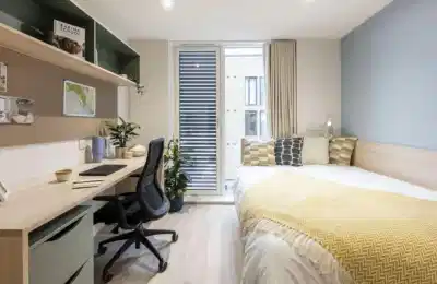 Room?w=400&h=260&fit=crop&q=40&auto=format&trim=auto