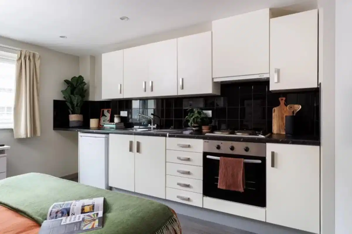 Common Area?w=400&h=260&fit=crop&q=40&auto=format&trim=auto