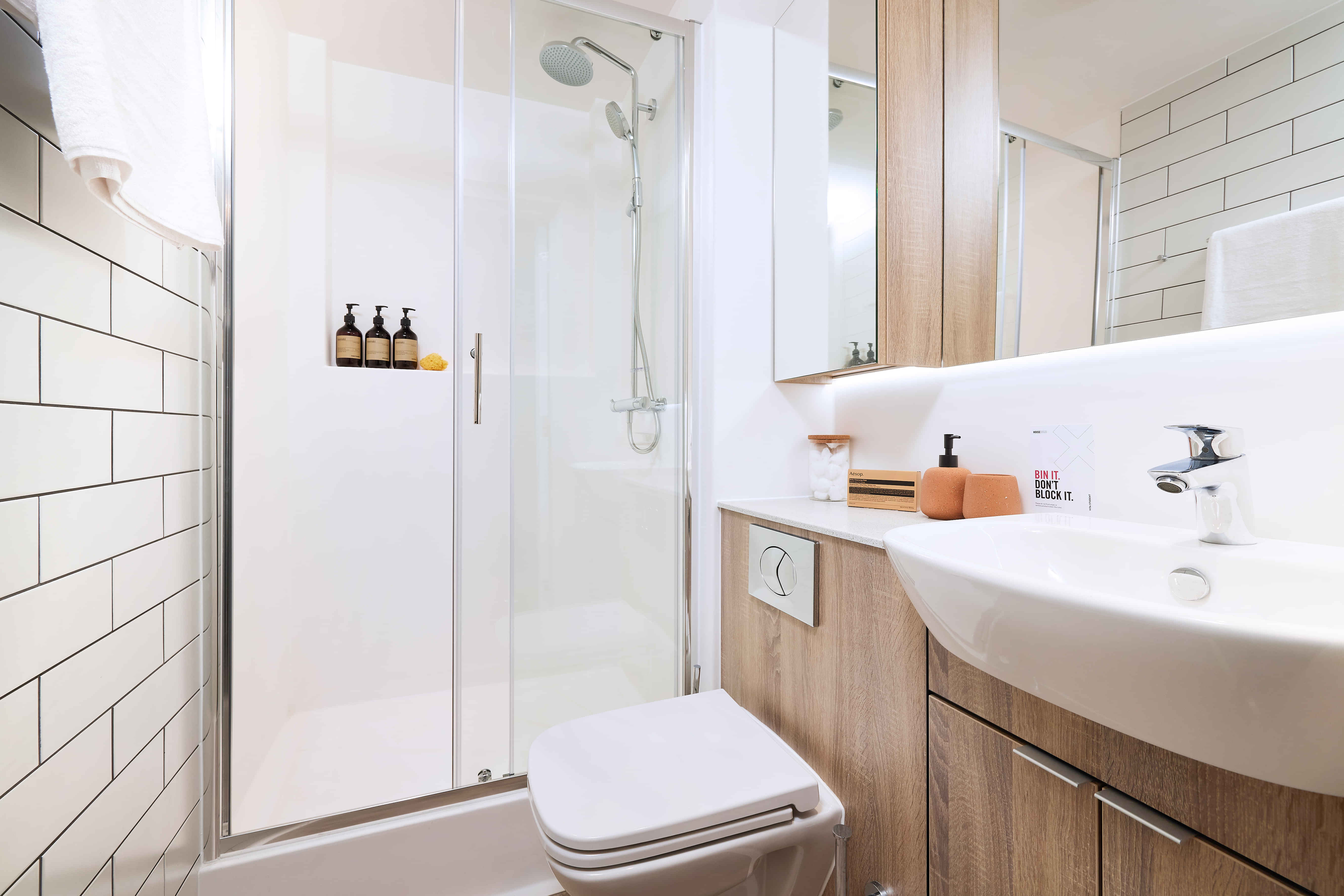 Amenities?w=400&h=260&fit=crop&q=40&auto=format&trim=auto