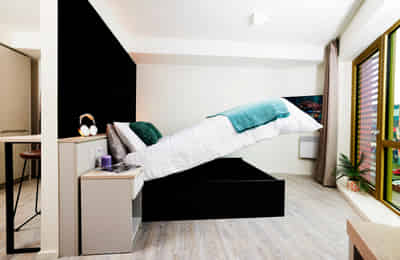 Common Area?w=400&h=260&fit=crop&q=40&auto=format&trim=auto