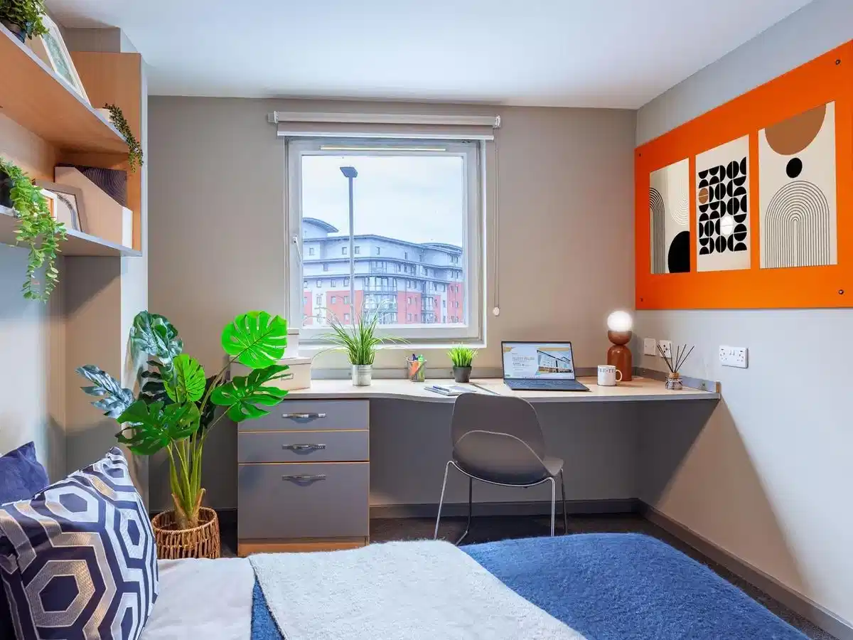 Exterior?w=400&h=260&fit=crop&q=40&auto=format&trim=auto