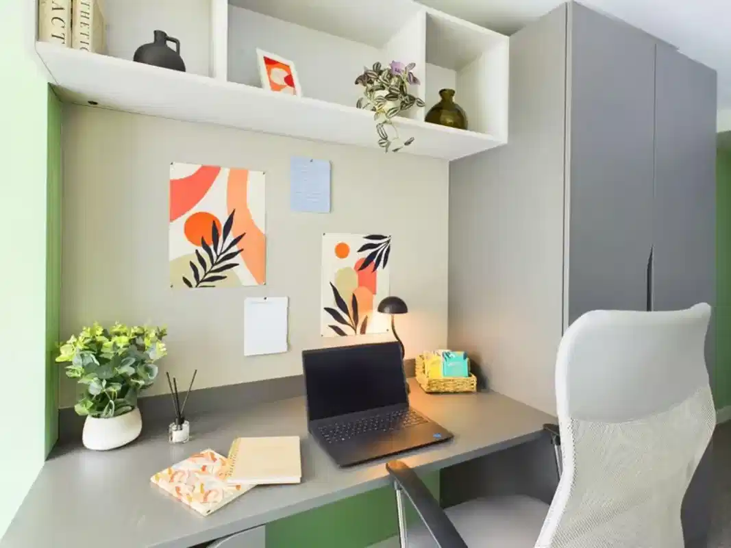 Bedroom?w=400&h=260&fit=crop&q=40&auto=format&trim=auto