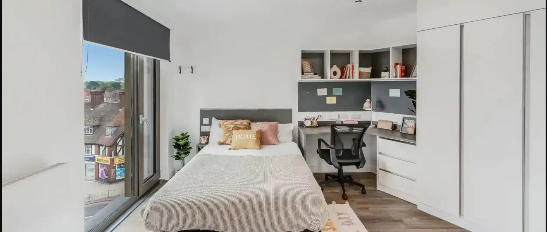 Common Area?w=400&h=260&fit=crop&q=40&auto=format&trim=auto