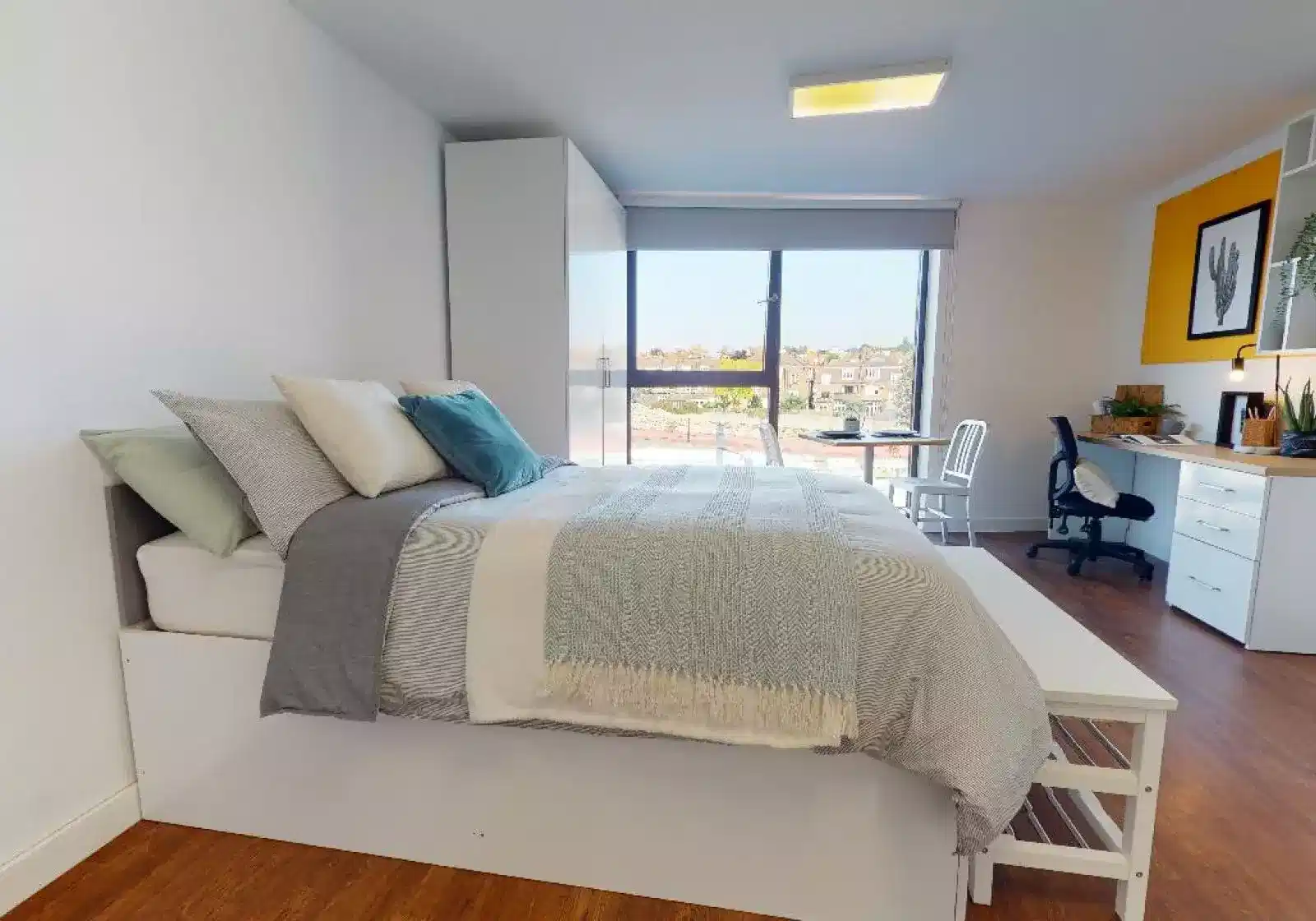 Common Area?w=400&h=260&fit=crop&q=40&auto=format&trim=auto