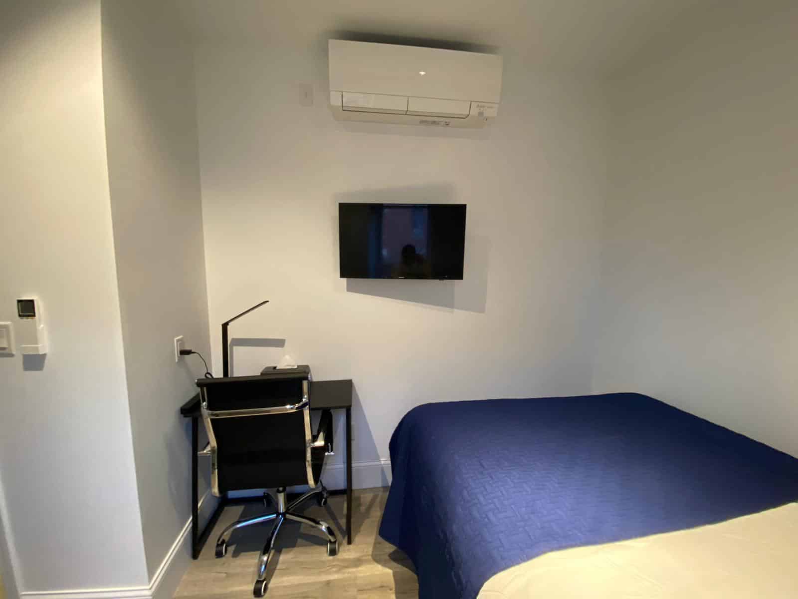 Private Room  - Bedroom?w=400&h=260&fit=crop&q=40&auto=format&trim=auto