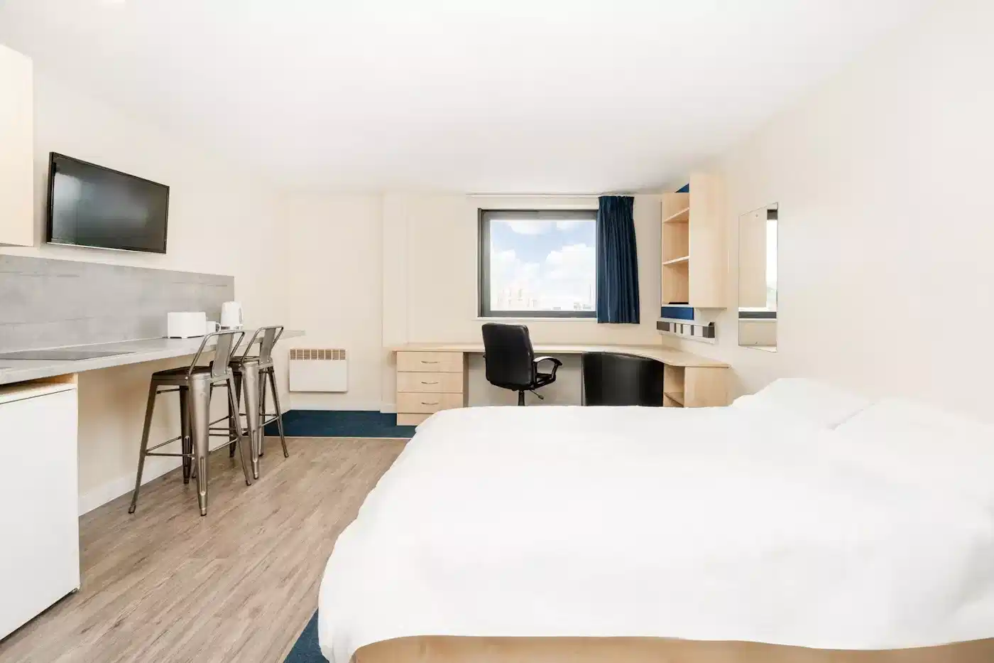 Amenities?w=400&h=260&fit=crop&q=40&auto=format&trim=auto