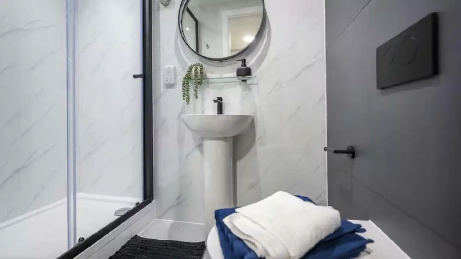 Amenities?w=400&h=260&fit=crop&q=40&auto=format&trim=auto