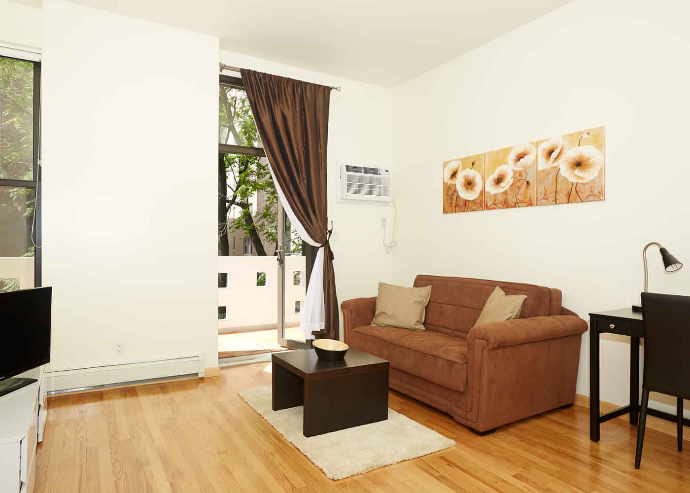 Exterior?w=400&h=260&fit=crop&q=40&auto=format&trim=auto